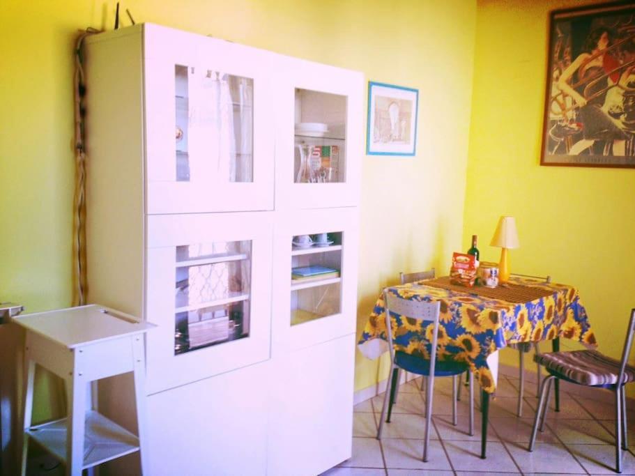Apt Bright, Quiet! In The Center. Florence Luaran gambar